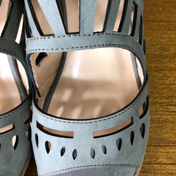 New Journee Collection Dexy Laser Cut Sandal - Picture 9 of 10